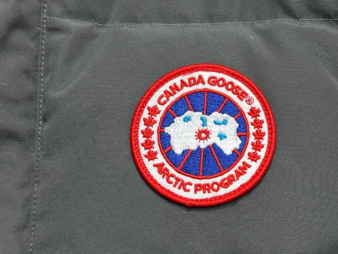 P360 [Canada Goose] Canada Goose #Freestyle Crew 4154M Men’s and Women’s Vest Down# ➖ Imported Behringer embroidery machine with customized 10,000-needle embroidery logo! ➖ Imported 21-count polyester-cotton blended original fabric, using Feather-Light 10D waterproof coating fabric, made of 84.5% polyester fiber and 15.5% cotton, 100% the best feel in the entire network! ➖ The genuine official website uses the national standard 80 white duck down, and will never be misled by false claims such as 90 down or goose down! ➖ 100% nylon nylon lining with double double-layer sealing design to prevent velvet from running away. Top-grade polar fleece is used in the collar and pockets to keep warm and comfortable! ➖ Yoshida YKK provides original custom-made electroplated sliders. YKK two-way lockable zippers are tight and smooth and will not peel off paint! ➖ 3M composite original Velcro is durable, and all accessories and hardware are disassembled and customized! ⛔No slander, no exaggeration, no need for too much copywriting, because it is focused, it is professional!  SIZE: XS S M L XL XXL